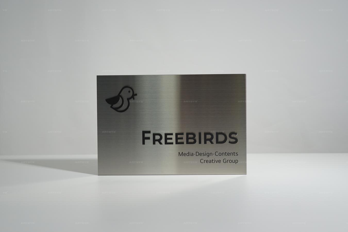 아트시스의 스테인리스 스틸로 제작된 FREEBIRDS 사인보드